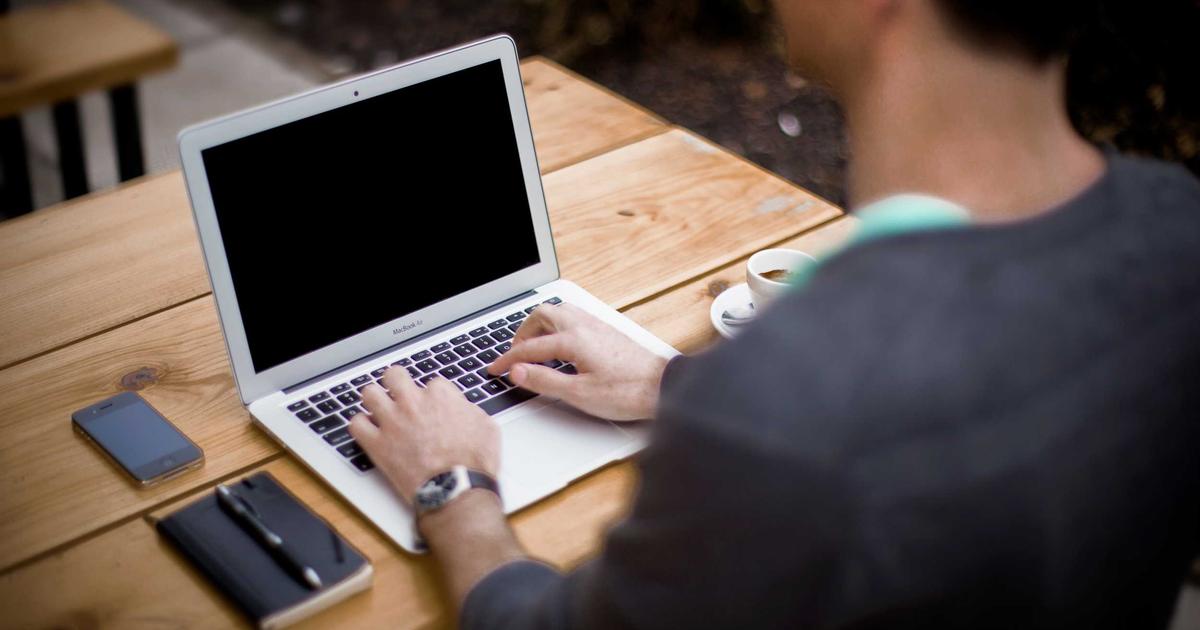 Pessoa estressada no trabalho com sinais de burnout
