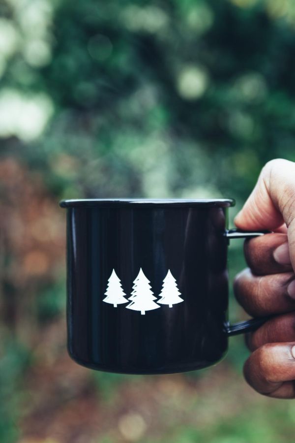Caneca com bebida quente no inverno, conforto durante a gripe