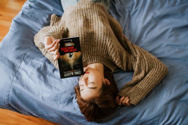 Pessoa na cama com dificuldade para dormir