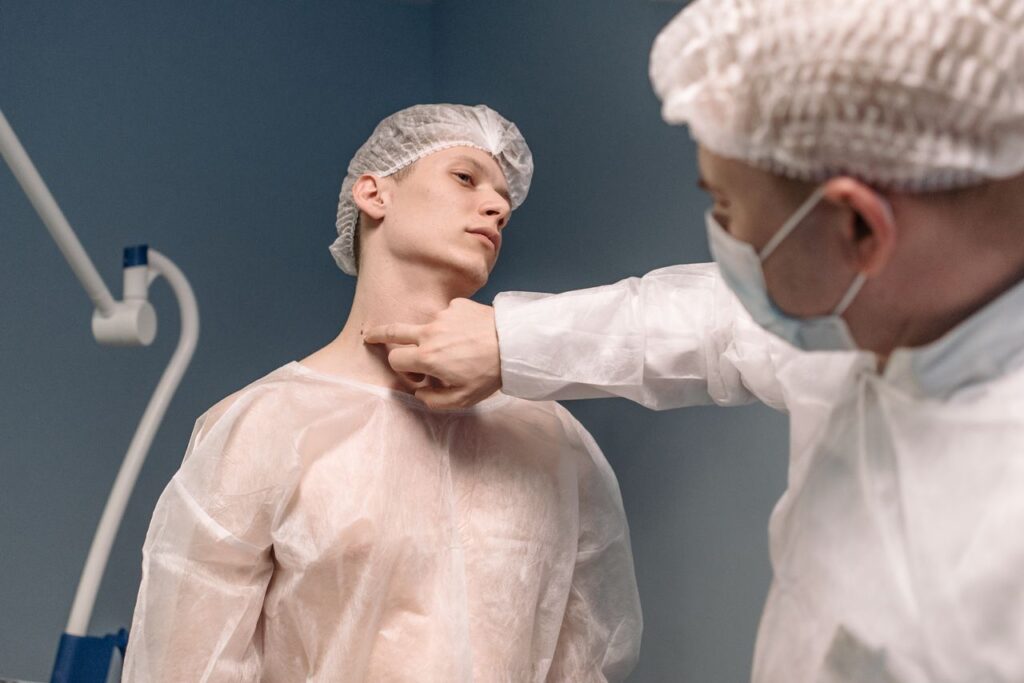 Médico examinando o pescoço de um paciente durante consulta médica