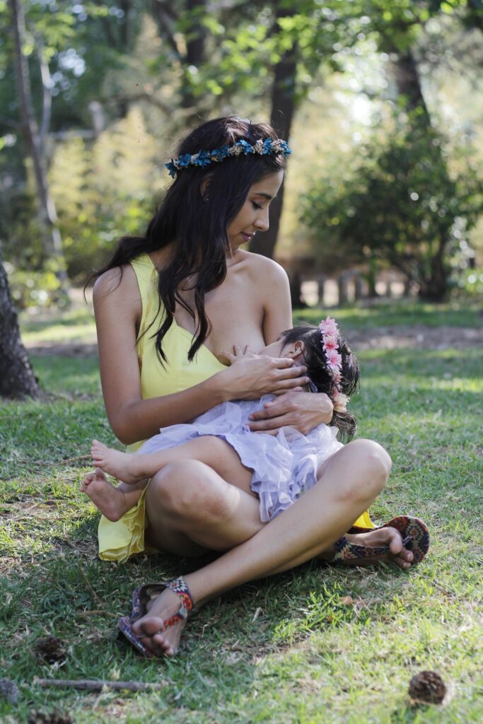 Mãe amamentando o bebê no colo